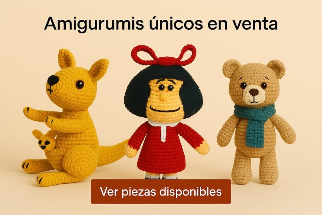 Imagen horizontal con el texto en español “Amigurumis únicos en venta”. Se muestran tres muñecos tejidos: un canguro amarillo con detalles en negro y su cría en la bolsa, una muñeca con vestido rojo, cuello blanco y moño en el cabello negro, y un tercer amigurumi con diseño expresivo. Todo dispuesto sobre fondo cálido y natural que resalta la estética artesanal y auténtica de las piezas.