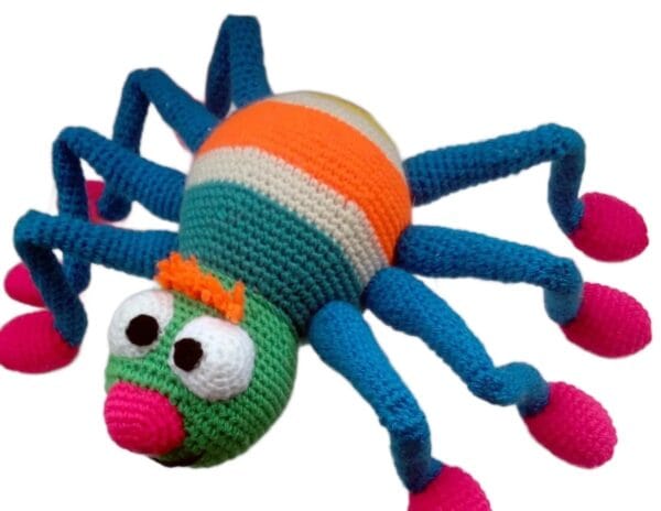 Araña amigurumi tejida a crochet en colores vivos, con detalles divertidos y textura suave, ideal para decorar o regalar.