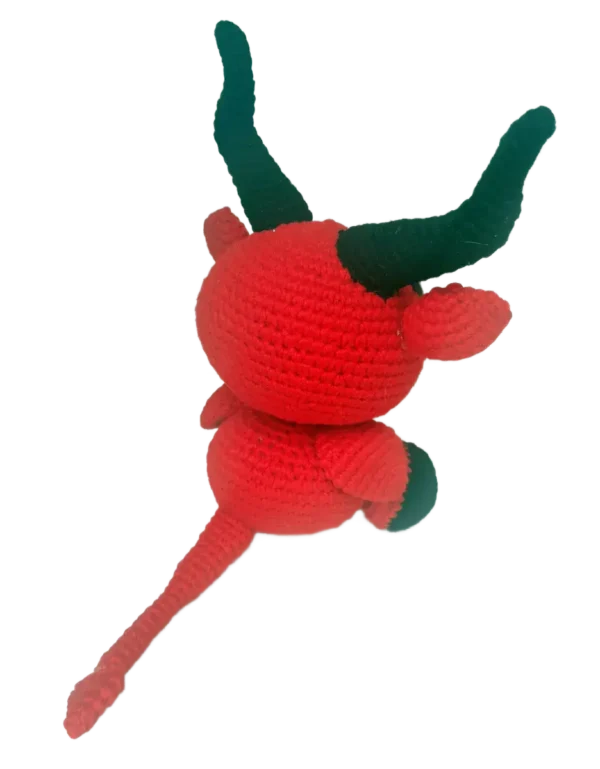 Amigurumi alternativo de cabra roja Baphomet, hecho a crochet con lana roja y negra vista desde atras