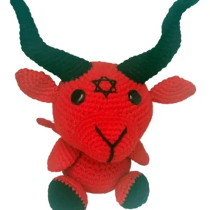 Muñeco amigurumi de cabra roja estilo Baphomet tejido a crochet con detalles artesanales.