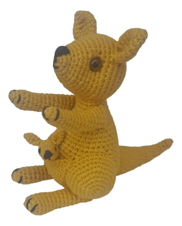 Amigurumi de mamá canguro tejida a crochet con su bebé en la bolsa