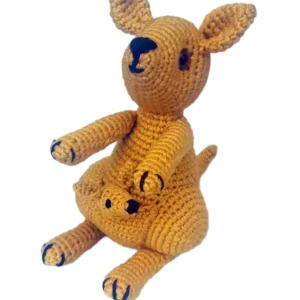 Mamá canguro amigurumi con su bebé, diseño tierno y hecho con lana suave.