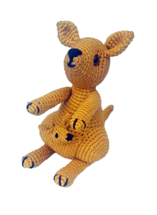 Mamá canguro amigurumi con su bebé, diseño tierno y hecho con lana suave.