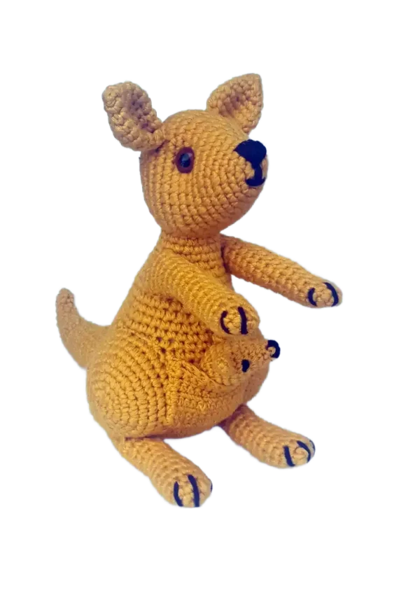 Vista frontal de canguro amigurumi con bolsita y bebé tejido en su interior.