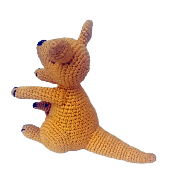 Muñeco de canguro hecho a mano, con cangurito asomando desde la panza.