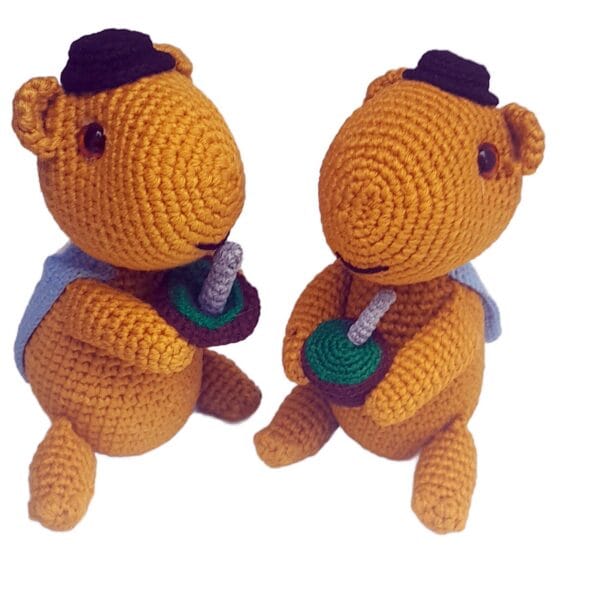 2 Carpinchos amigurumi tejido a crochet, tomando mate