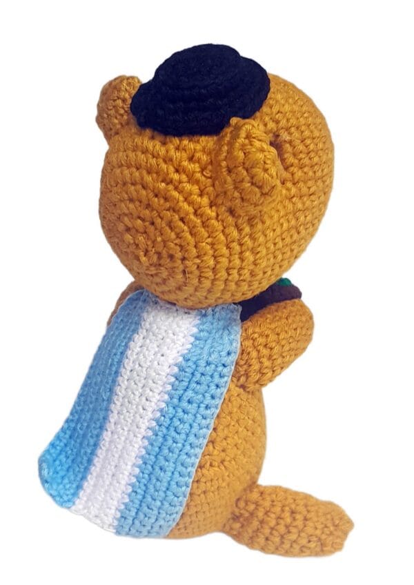 Muñeco artesanal de carpincho con bandera y mate, hecho a mano con hilo de alta calidad