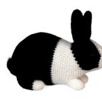 conejo holandes amigurumi visto de perfil derecho