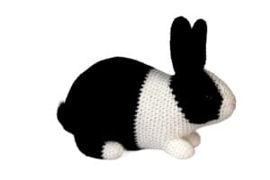 conejo holandes amigurumi visto de perfil derecho