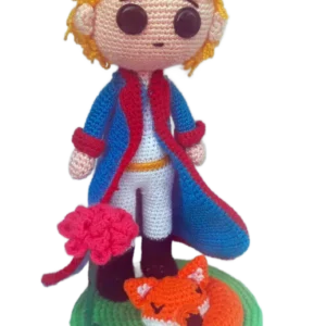 El Principito amigurumi hecho a mano en crochet, inspirado en el personaje del libro clásico.