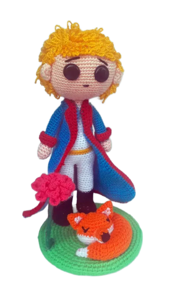 El Principito amigurumi hecho a mano en crochet, inspirado en el personaje del libro clásico.