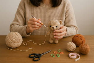 mujer cosiendo un amigurumi