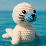 Patrón fácil de foca amigurumi a crochet. Foca bebé tejida a mano con hilo gris, perfecta para principiantes.