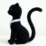 Primer plano de una gata amigurumi a crochet, tejida con detalles complejos y acabado profesional, demostrando un patrón avanzado para expertas