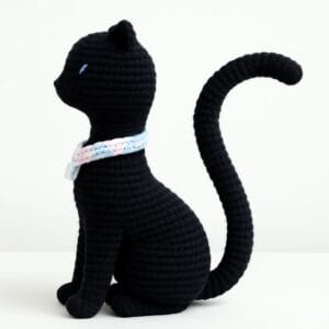 Primer plano de una gata amigurumi a crochet, tejida con detalles complejos y acabado profesional, demostrando un patrón avanzado para expertas