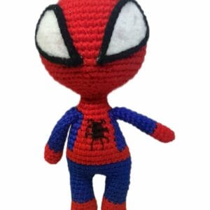 el hombre araña Muñeco amigurumi tejido a crochet inspirado en el Hombre Araña, con traje rojo y azul y ojos grandes blancos, sobre fondo blanco.