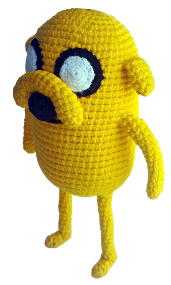 Muñeco amigurumi de Jake el Perro, tejido a mano en crochet con lana amarilla.