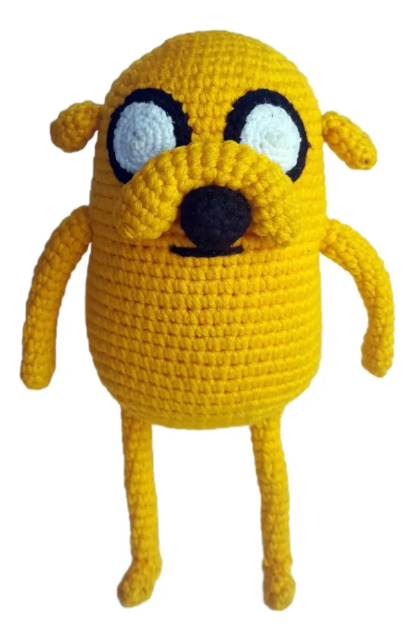 Vista frontal del amigurumi de Jake el Perro, con ojos grandes y cuerpo alargado.