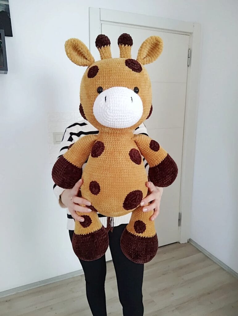 jirafa amigurumi de tamaño grande