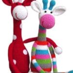 Jirafa amigurumi tejida a crochet con colores vivos y detalles en las orejas, patas y manchas multicolores