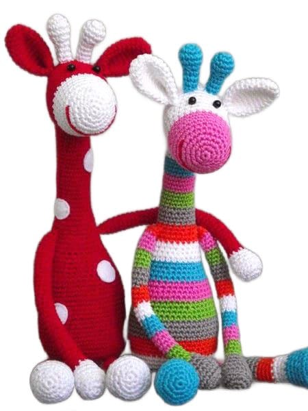 Jirafa amigurumi tejida a crochet con colores vivos y detalles en las orejas, patas y manchas multicolores