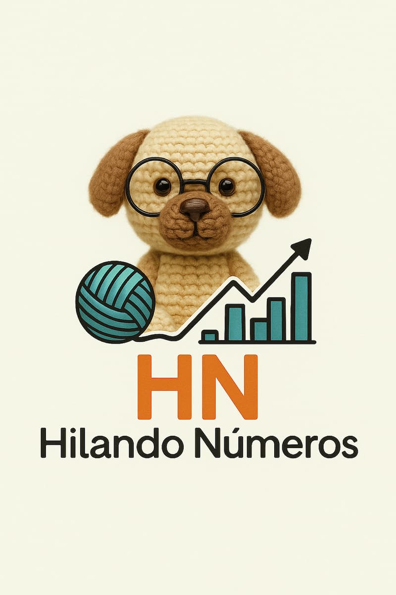 Amigurumi de perrito tejido a crochet con gafas redondas negras, acompañado de un ovillo de lana turquesa y un gráfico de barras ascendente. Texto debajo que dice 'HN Hilando Números', representando la unión entre crochet y análisis de datos.