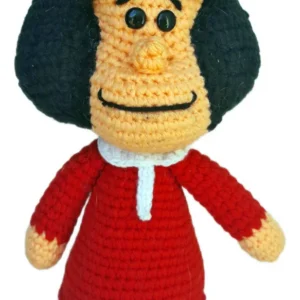 Muñeca amigurumi de Mafalda vista de frente, con su característico vestido rojo, moño grande en la cabeza y expresión sonriente.
