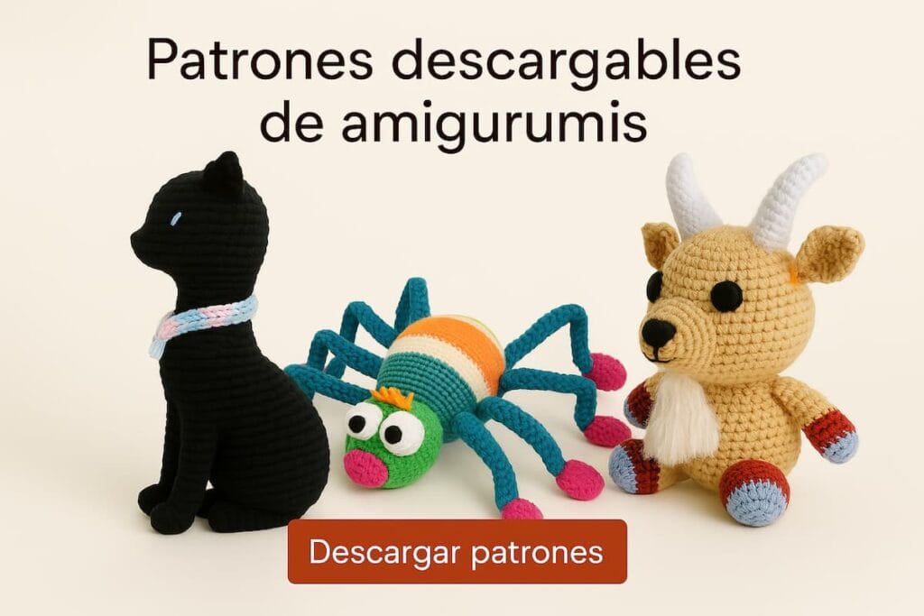 Imagen horizontal con el texto en español “Patrones descargables de amigurumis”. Se presentan tres muñecos tejidos: un gato negro de cuerpo compacto, mirada de perfil y collar trenzado en rosa, celeste y blanco; una araña simpática y colorida con cuerpo rayado y patas azuladas; y un cabrito blanco con barba, cuernos y pezuñas rojas y azules. Fondo blanco y estilo claro que refuerzan el carácter artesanal y educativo de los patrones.