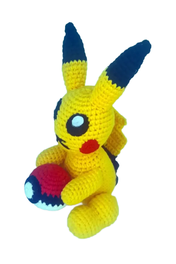 Vista frontal de Pikachu amigurumi tejido a crochet, ideal como regalo artesanal.