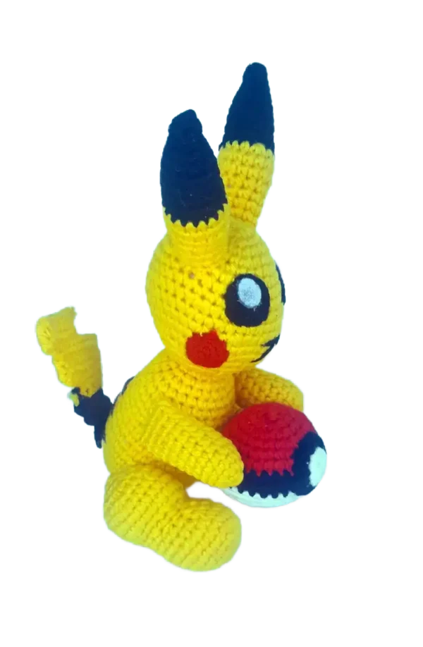 Amigurumi de Pikachu con orejas puntiagudas y mejillas rojas, tejido a crochet.