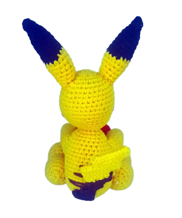 Juguete de Pikachu estilo amigurumi, vista trasera tejido a mano con técnica de crochet artesanal.