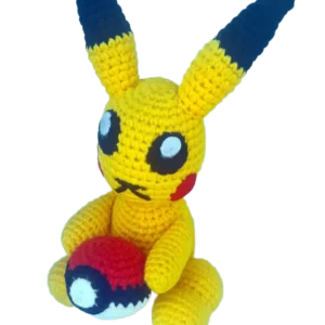 Pikachu de Pokémon hecho a mano en técnica amigurumi con hilo de algodón.