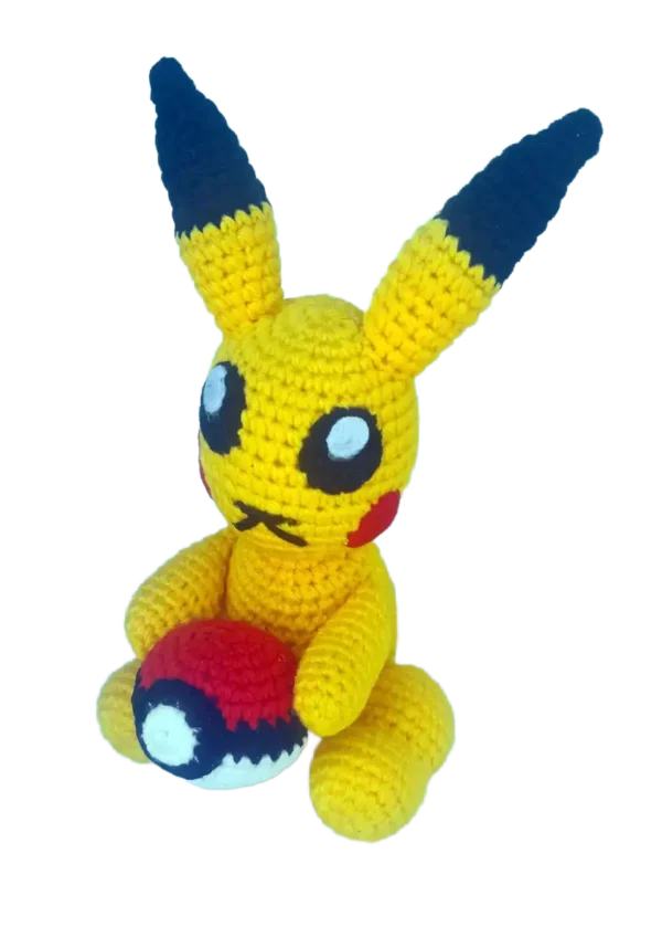 Pikachu de Pokémon hecho a mano en técnica amigurumi con hilo de algodón.