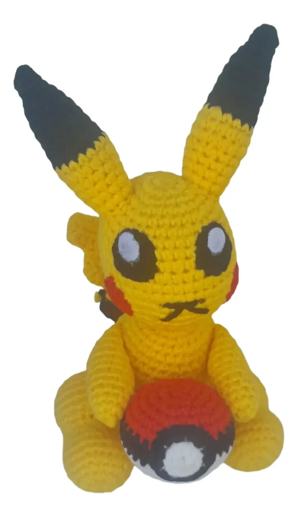 Muñeco amigurumi de Pikachu tejido a crochet con lana amarilla y detalles bordados.