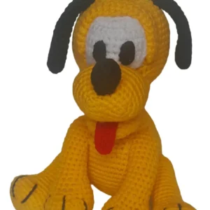 Amigurumi de Baby Pluto visto de frente, con grandes orejas caídas, ojos expresivos y su clásico collar rojo.