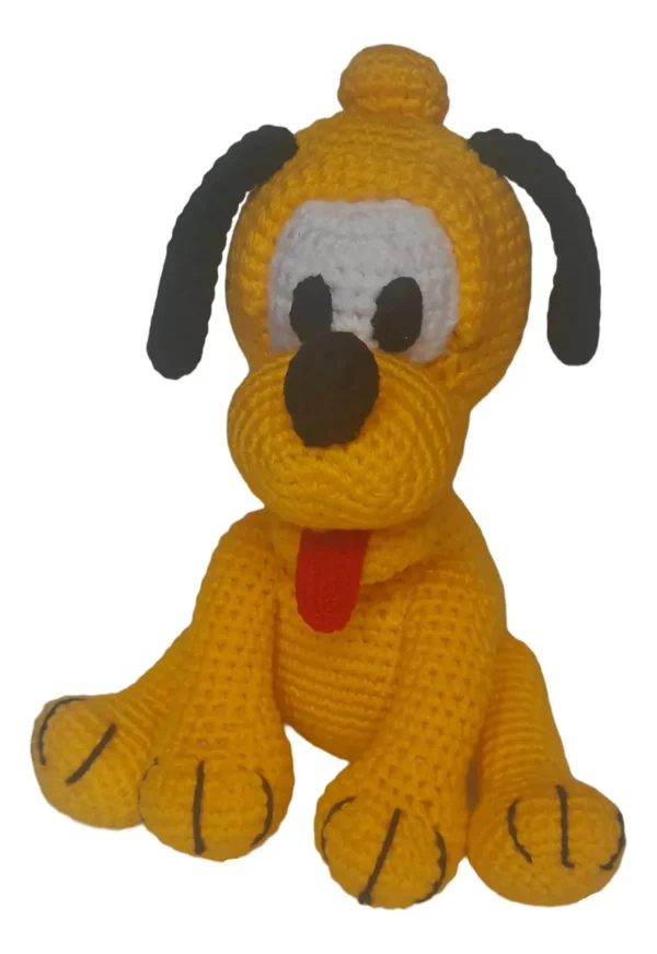 Amigurumi de Baby Pluto visto de frente, con grandes orejas caídas, ojos expresivos y su clásico collar rojo.