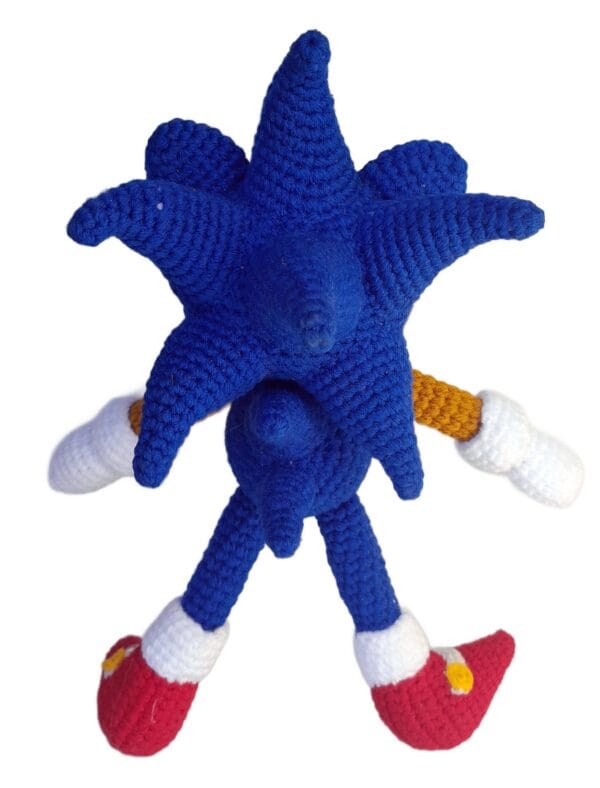 Amigurumi de Sonic tejido a crochet, vista trasera, donde se aprecian las púas azules y los detalles del diseño de espalda.
