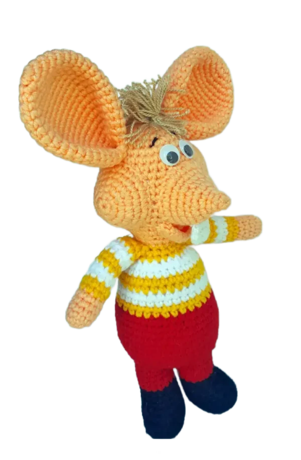 Detalle de la cara del Topo Gigio amigurumi tejido a crochet, mostrando sus ojos grandes y sonrisa característica.