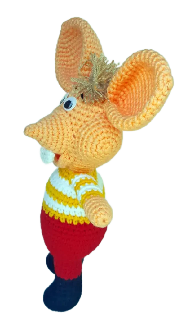 Topo Gigio amigurumi tejido a crochet, vista lateral izquierda con enfoque en los brazos y la expresión facial.