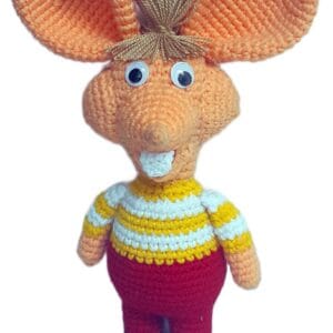 amigurumi de Topo Gigio tejido a crochet, con orejas grandes, cabello de lana, ojos móviles y camiseta a rayas blancas y amarillas con pantalón rojo.