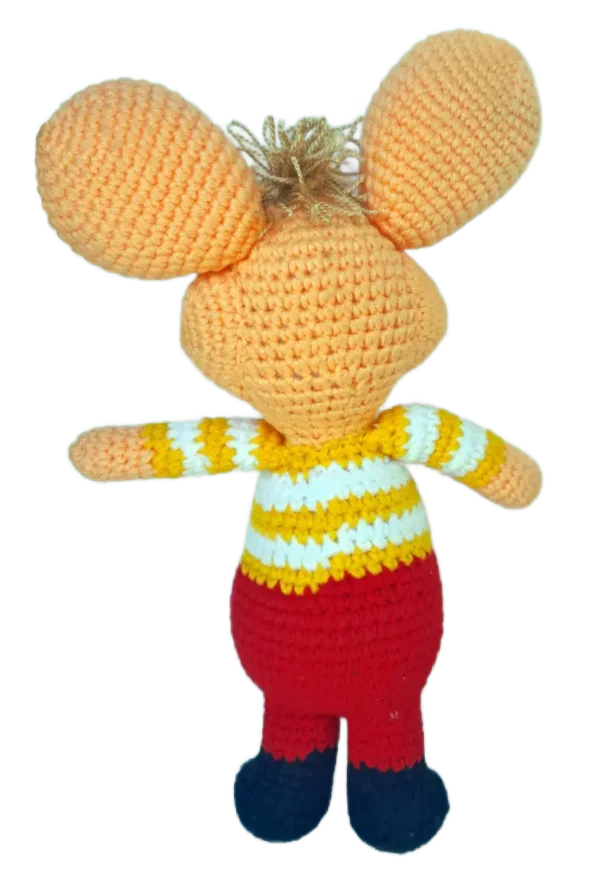 Detalle de la cabeza y cuerpo del Topo Gigio amigurumi tejido a crochet, mostrando su parte trasera.