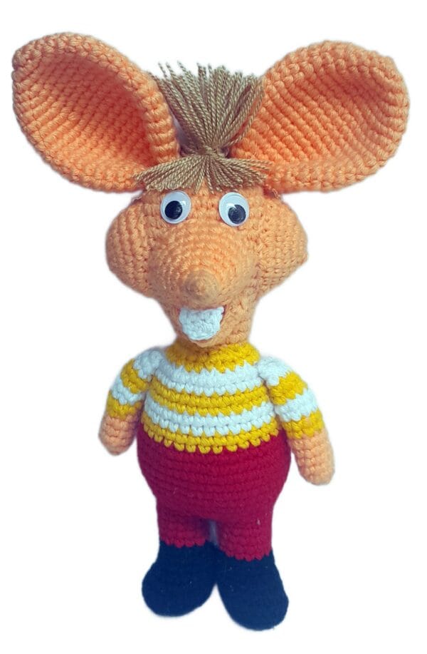 amigurumi de Topo Gigio tejido a crochet, con orejas grandes, cabello de lana, ojos móviles y camiseta a rayas blancas y amarillas con pantalón rojo.