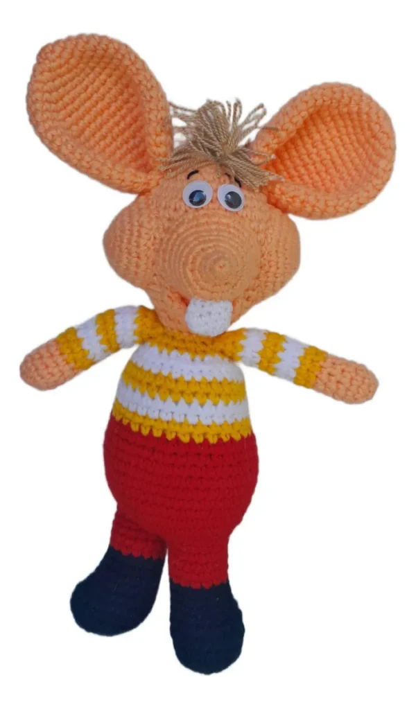 Amigurumi de Topo Gigio tejido a crochet, con pijama y gorro de dormir, de 30 cm de alto, sobre fondo blanco.