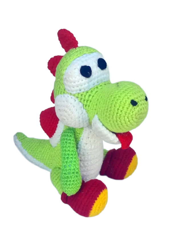 Detalle del rostro de Yoshi amigurumi tejido en crochet con hilo de algodón.