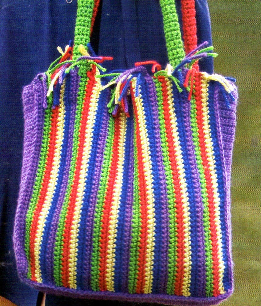 Bolso en crochet con rayas verticales en varios colores