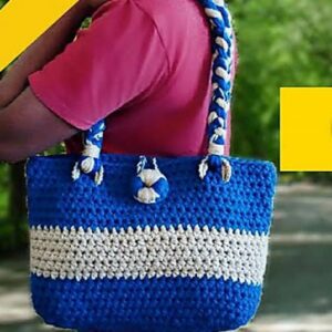 Bolso a crochet azul con franja blanca y asas trenzadas, ideal como bolso tote para el mercado o la playa.