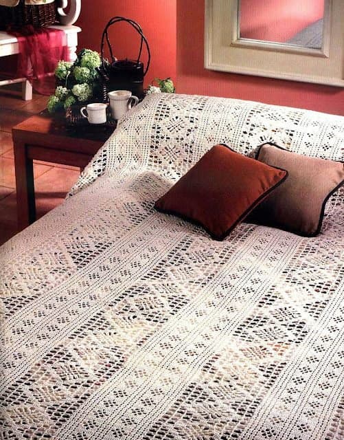 cubrecamas con rombos tejido a crochet con 2 almohadones