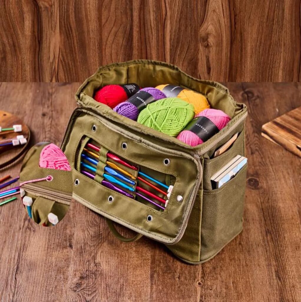 Bolsa de lona verde para tejer, con compartimentos para hilo, agujas y accesorios de crochet.