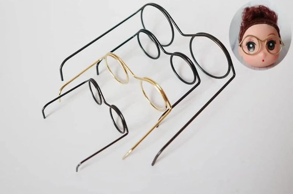Accesorios de gafas redondas de metal para muñecas y peluches, en color negro y dorado.