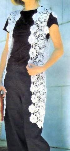 Chaleco artesanal a crochet blanco con motivos de flores, tejido a mano y combinado con un conjunto negro. Prenda larga, ligera y elegante ideal para toda ocasión.